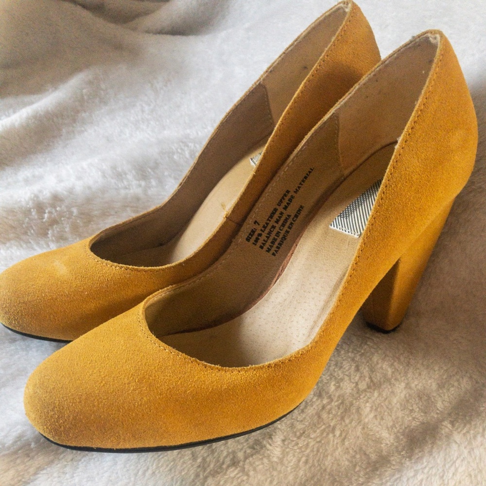 URBAN OUTFITTERS yellow heels